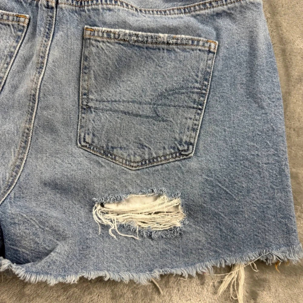 American Eagle Mom Short Distressed Denim Light Wash Size 10 High Rise Frayed - Picture 9 of 14